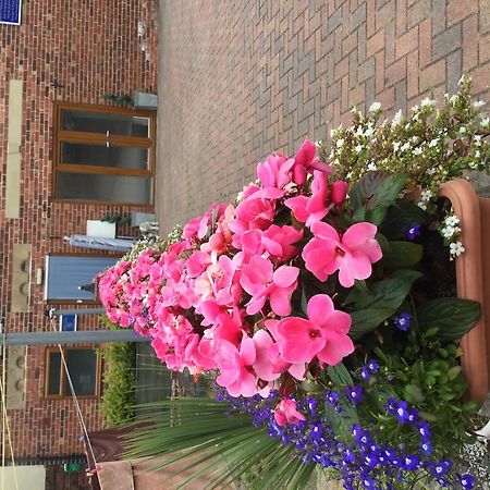 Tower House Executive Guest House Понтефракт Экстерьер фото