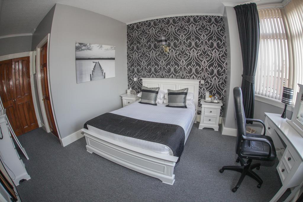 Tower House Executive Guest House Понтефракт Экстерьер фото