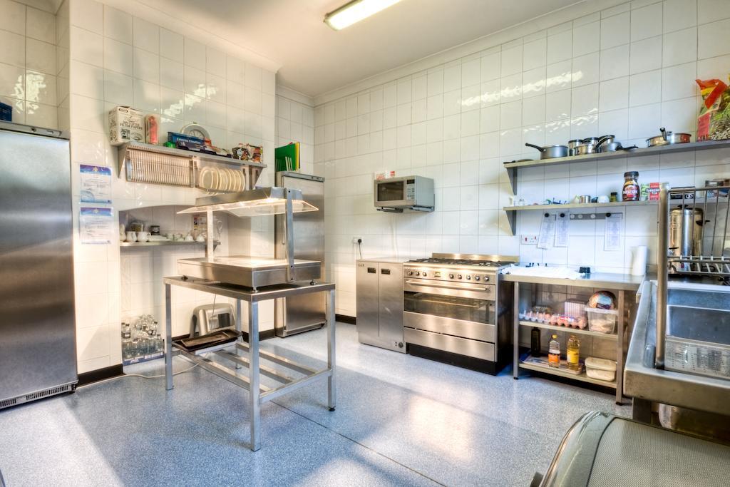 Tower House Executive Guest House Понтефракт Экстерьер фото