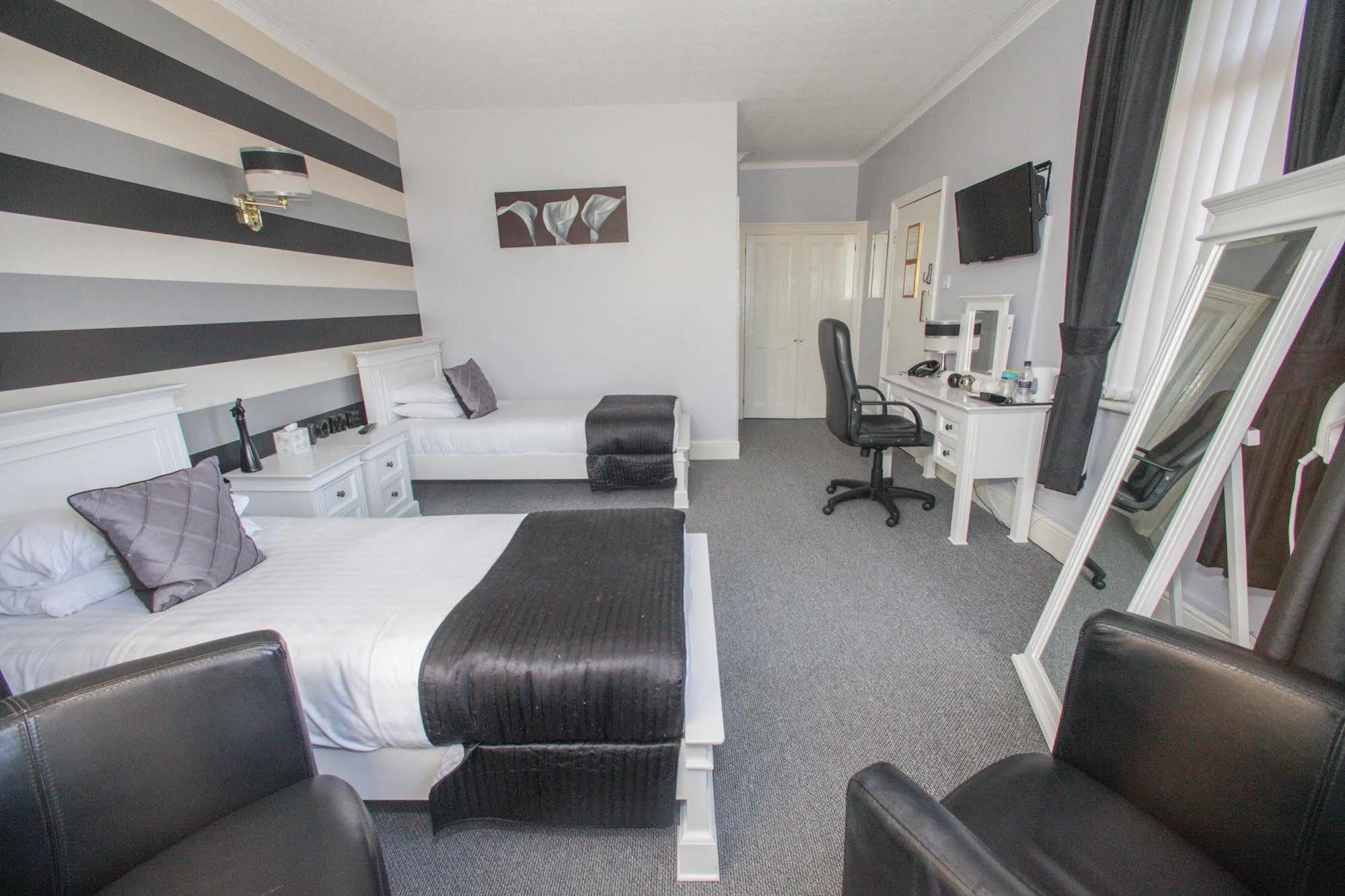 Tower House Executive Guest House Понтефракт Экстерьер фото
