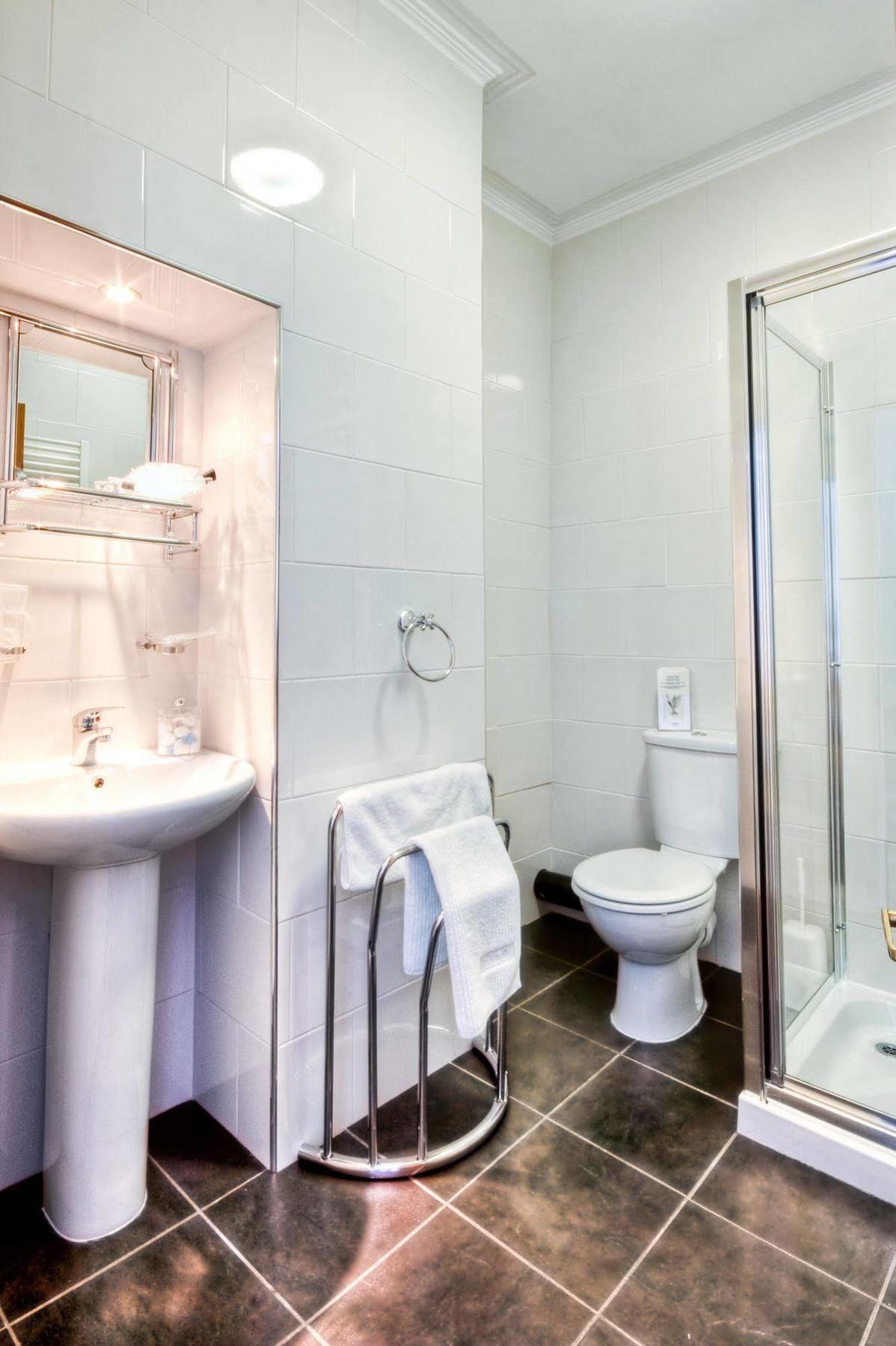 Tower House Executive Guest House Понтефракт Экстерьер фото