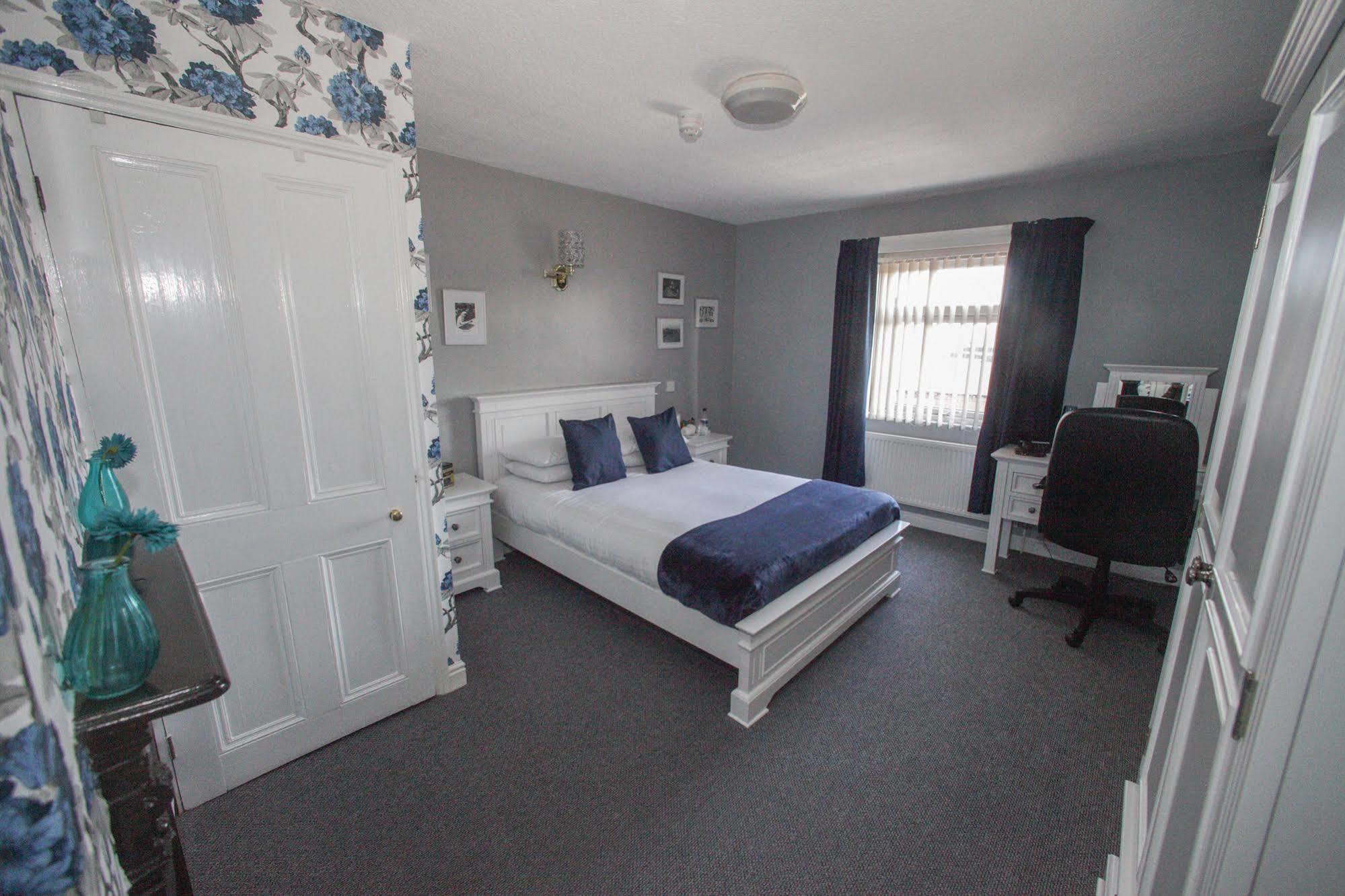 Tower House Executive Guest House Понтефракт Экстерьер фото